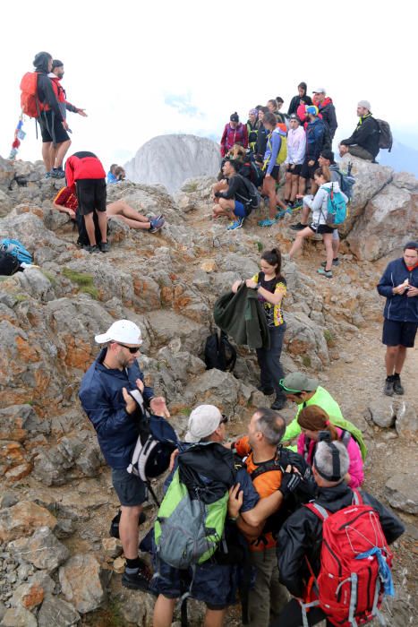 El cim del Pedraforca, ple d'excursionistes.