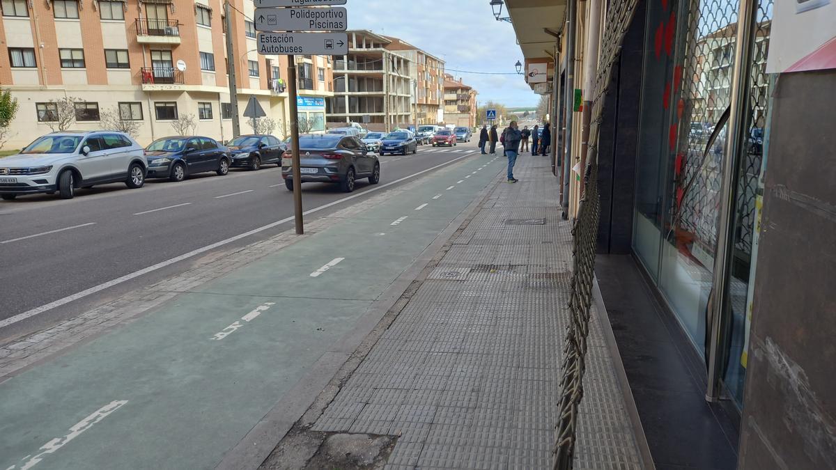 Verja de seguridad del local que los ladrones destrozaron para acceder al interior