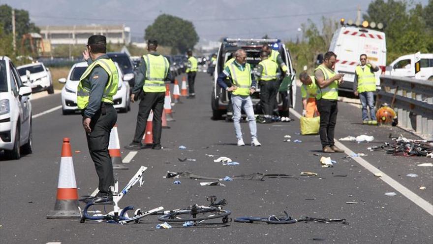 Mueren dos ciclistas arrollados por una conductora ebria y drogada