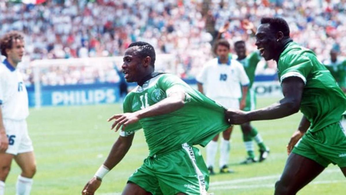 Emmanuel Amunike, celebrando un gol con Nigeria