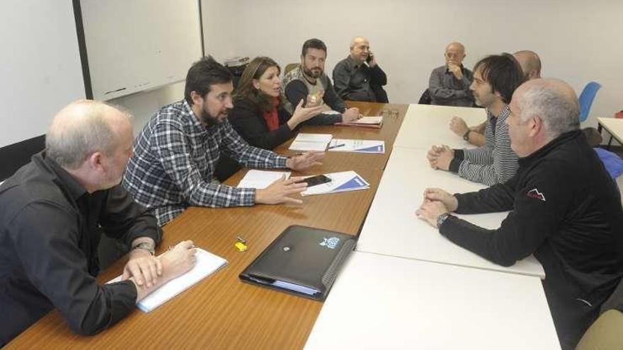 El encuentro entre representantes de En Marea y la plantilla de Alcoa.