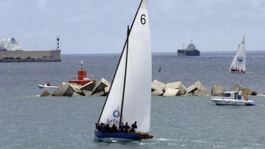 El Santa Catalina a su paso por el espigón que fue motivo de polémica. | lp / dlp