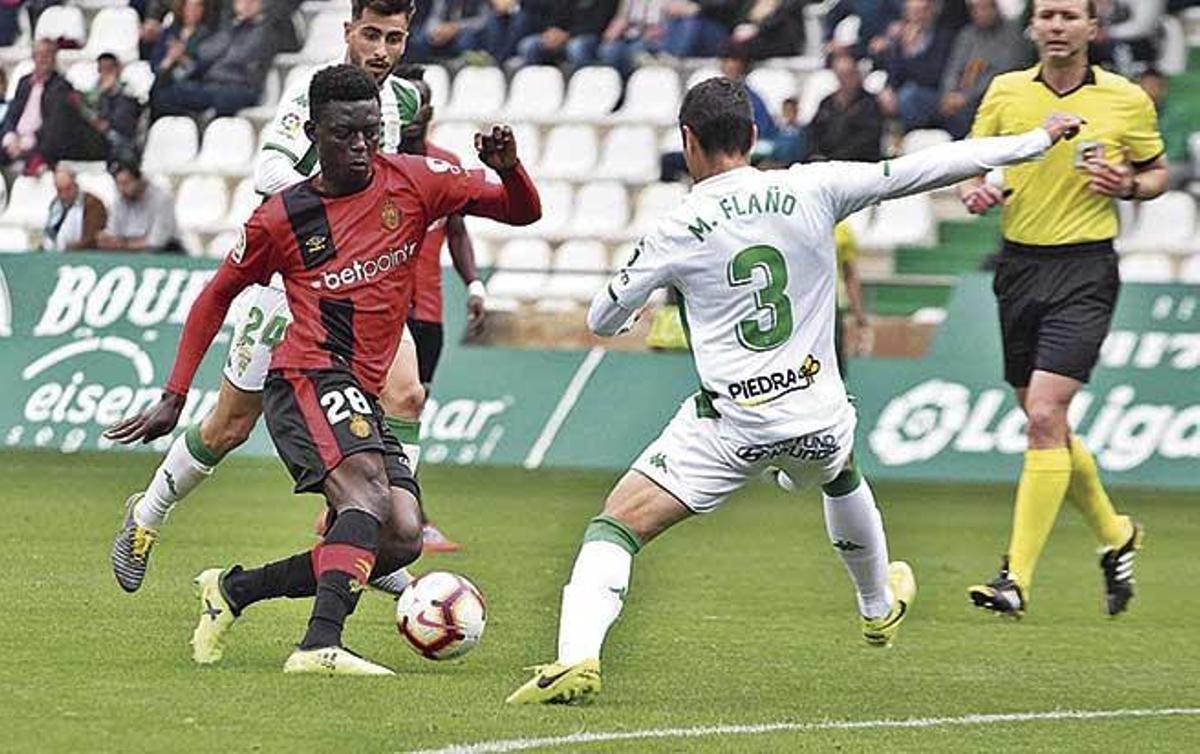 Baba intenta driblar a Miguel FlaÃ±o en el partido de ayer en el Nuevo ArcÃ¡ngel de CÃ³rdoba.