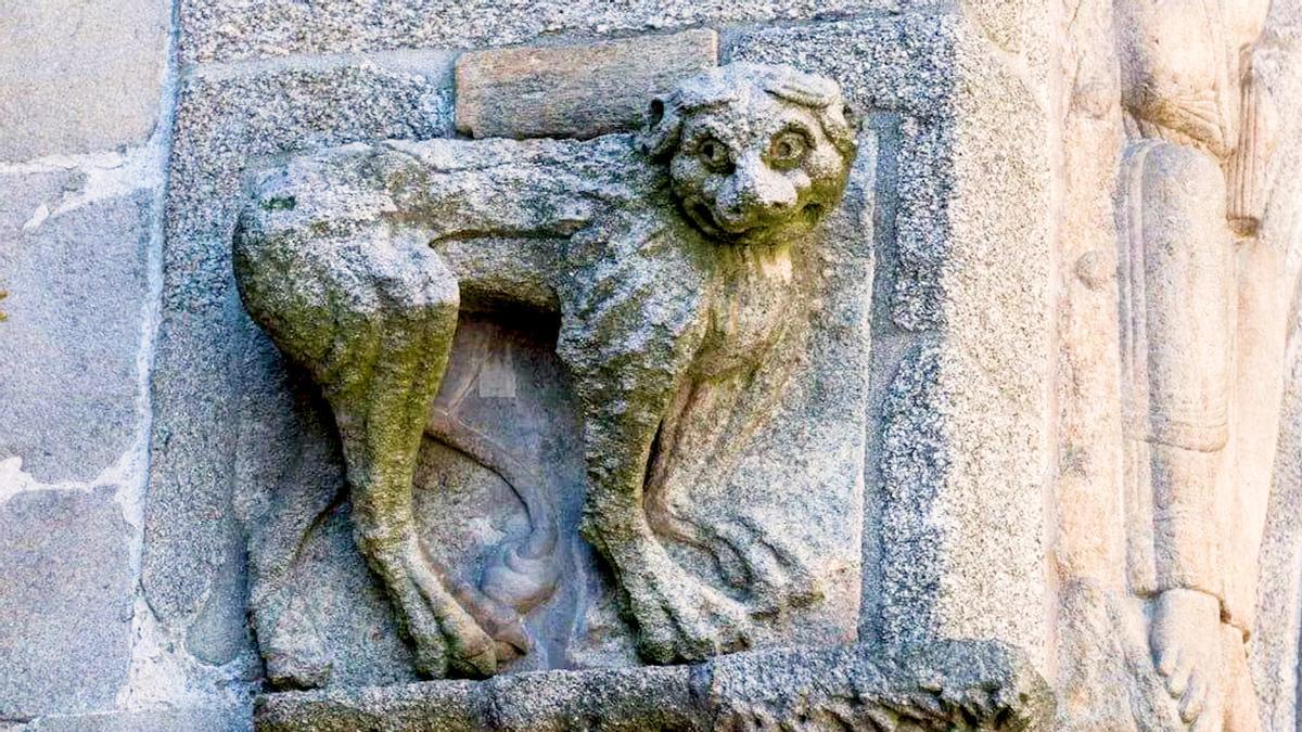 Catedral de Santiago. Portada sur o de Praterías. Detalle con imagen de león.