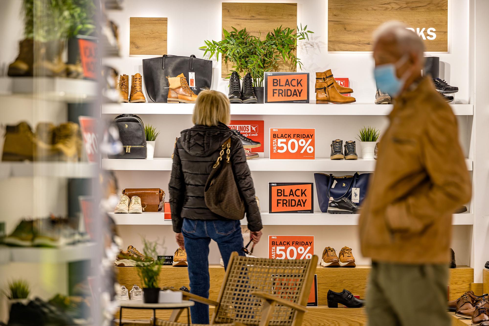 Jornada de Black Friday en Benidorm: las tiendas de la ciudad se llenan de clientes