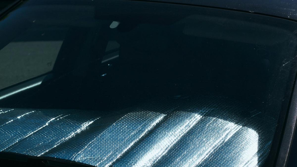 Si usas el parasol como solución definitiva para evitar el calor dentro del coche, estás cometiendo un error