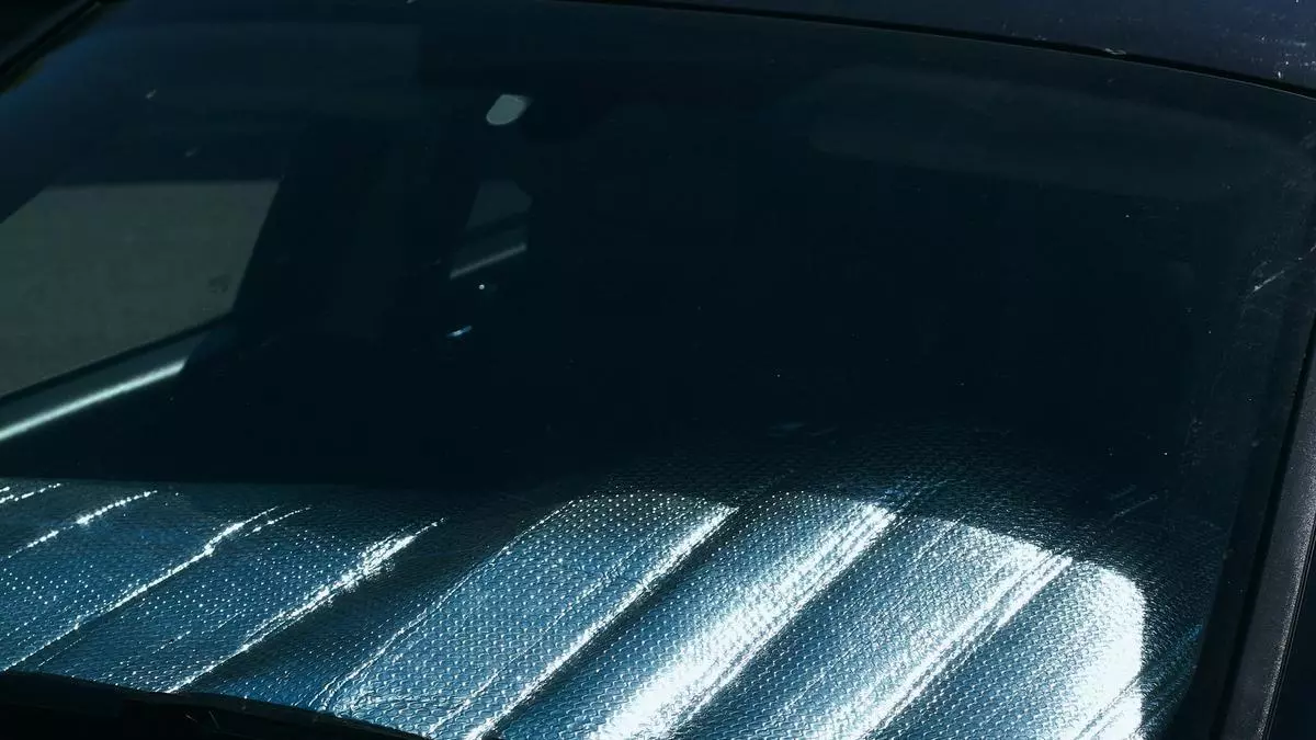 Si usas el parasol como solución definitiva para evitar el calor dentro del coche, estás cometiendo un error