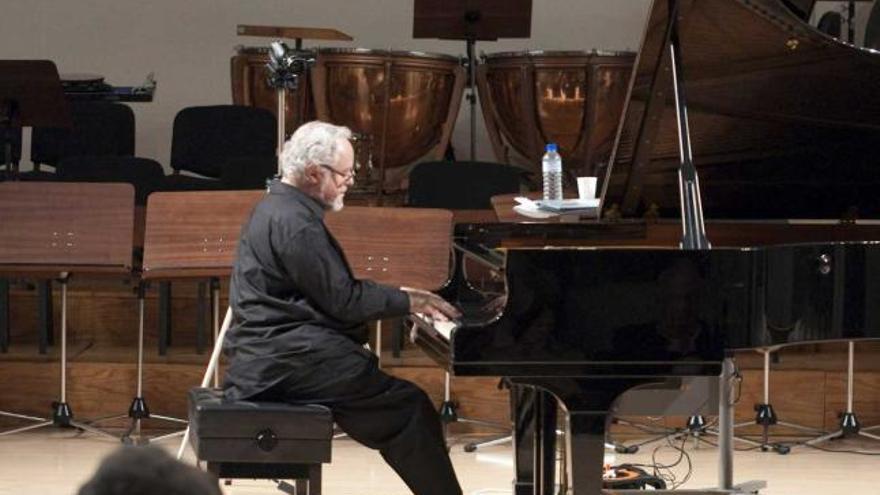 Luis Vázquez del Fresno, durante la interpretación de los «Preludios» de Debussy en la noche de ayer en el Conservatorio.