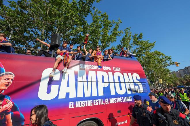 ¡De locos! Las mejores imágenes de una ciudad entregada al Barça