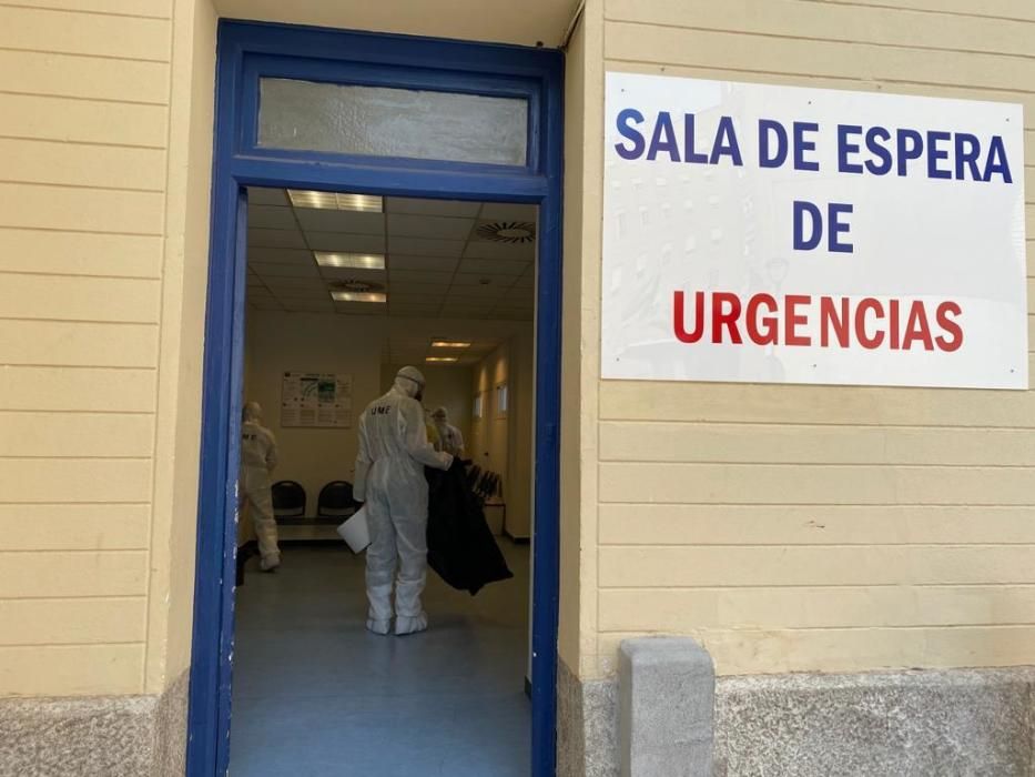 La UME actua en la desinfección de los cuatro hospitales de Málaga.