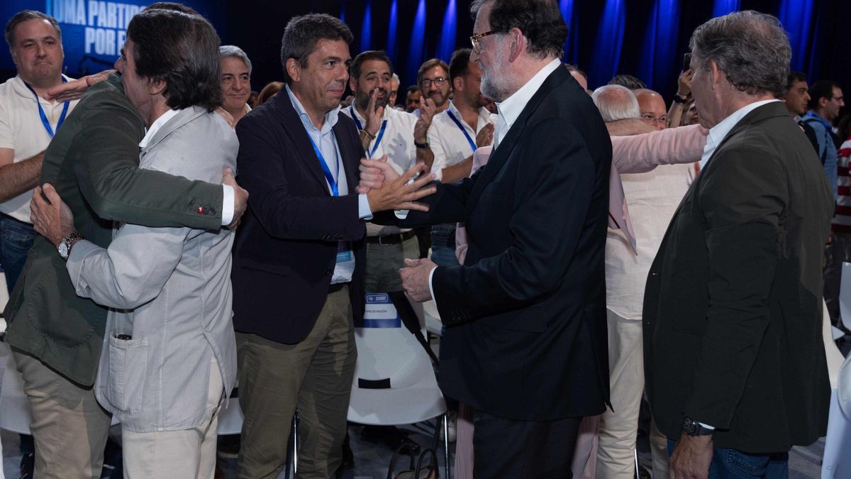Mazón saluda a Rajoy, en el Congreso de Madrid.
