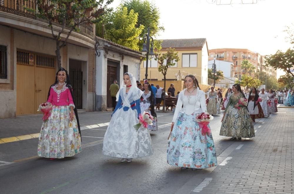 Ofrenda de flores a la Virgen.