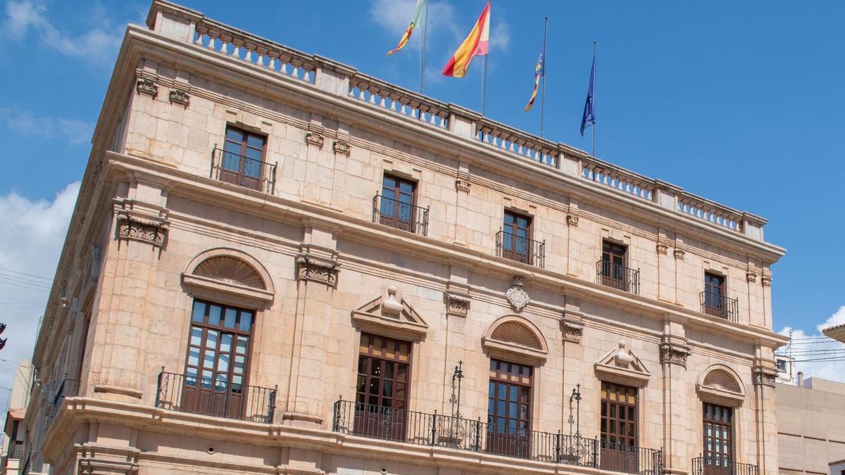 PLENO CASTELLÓN | El pleno de Castelló aprobará que las asociaciones benéficas tengan rebaja fiscal por las donaciones de alimentos y Vox veta la defensa del sector cerámico