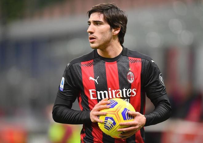 Sandro Tonali. Otra de las grandes perlas italianas. El centrocampista el Milan desprende talante y poderío sobre el terreno de juego siendo una opción de futuro. Su valor de mercado está en 50 millones.