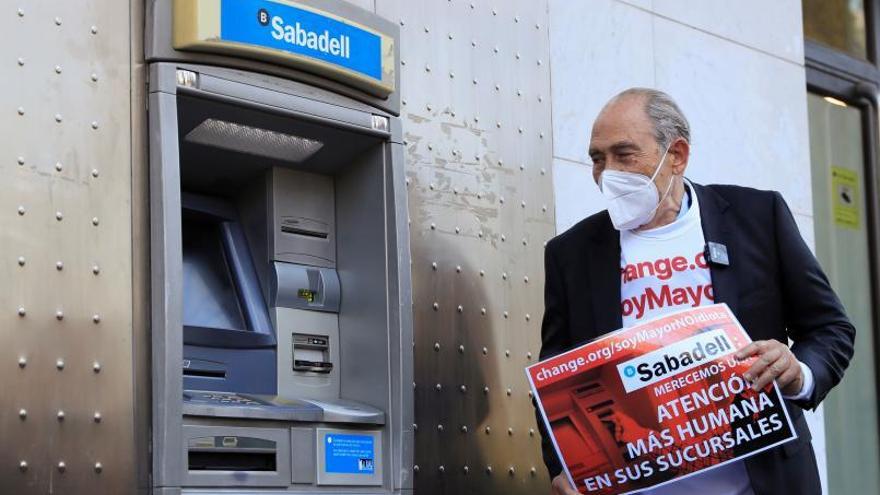 Els bancs es comprometen a adaptar per a la gent gran els seus webs i caixers