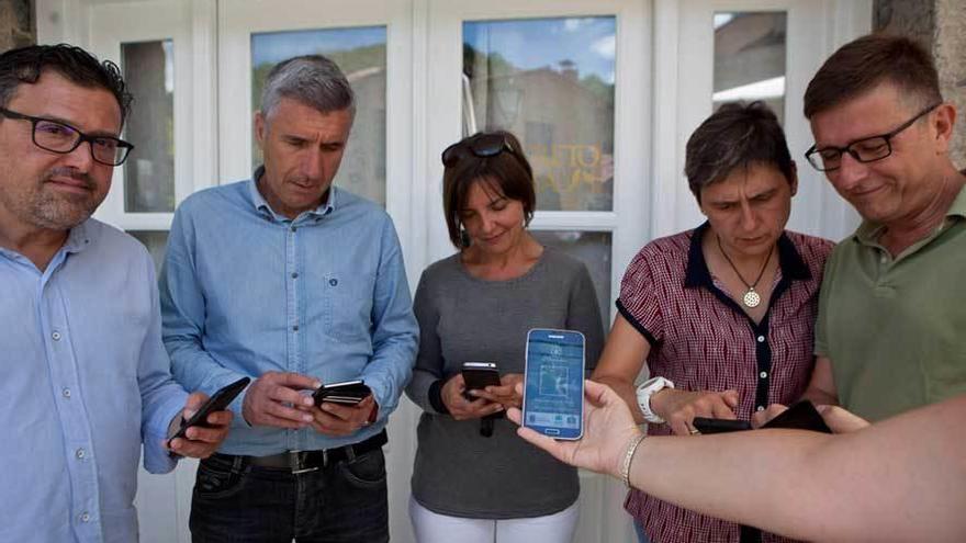 Jorge Vallina, Marcelino Martínez, Berta Suárez, Tensi Carmona y Pedro Fernández-Raigoso consultan la &quot;app&quot;.