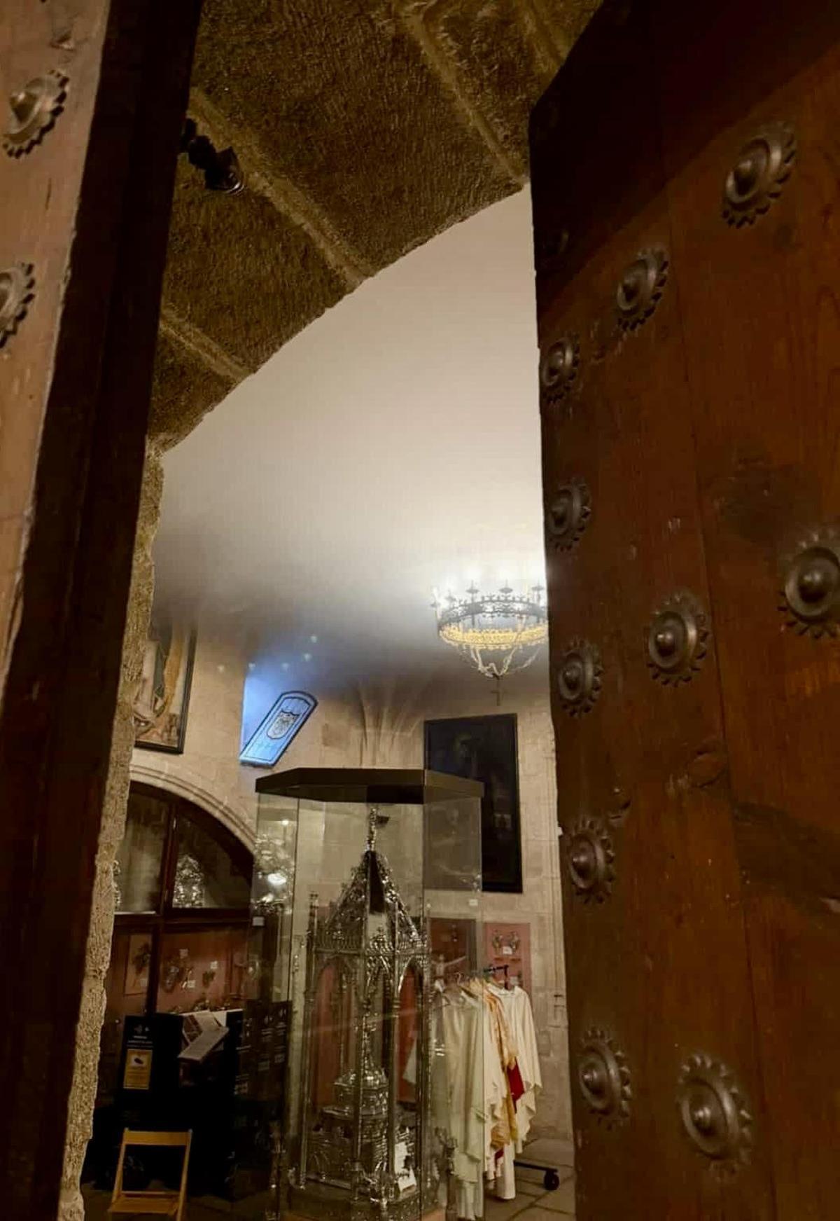 El humo del incendio ha entrado en la sacristía por la rotura de una ventana.