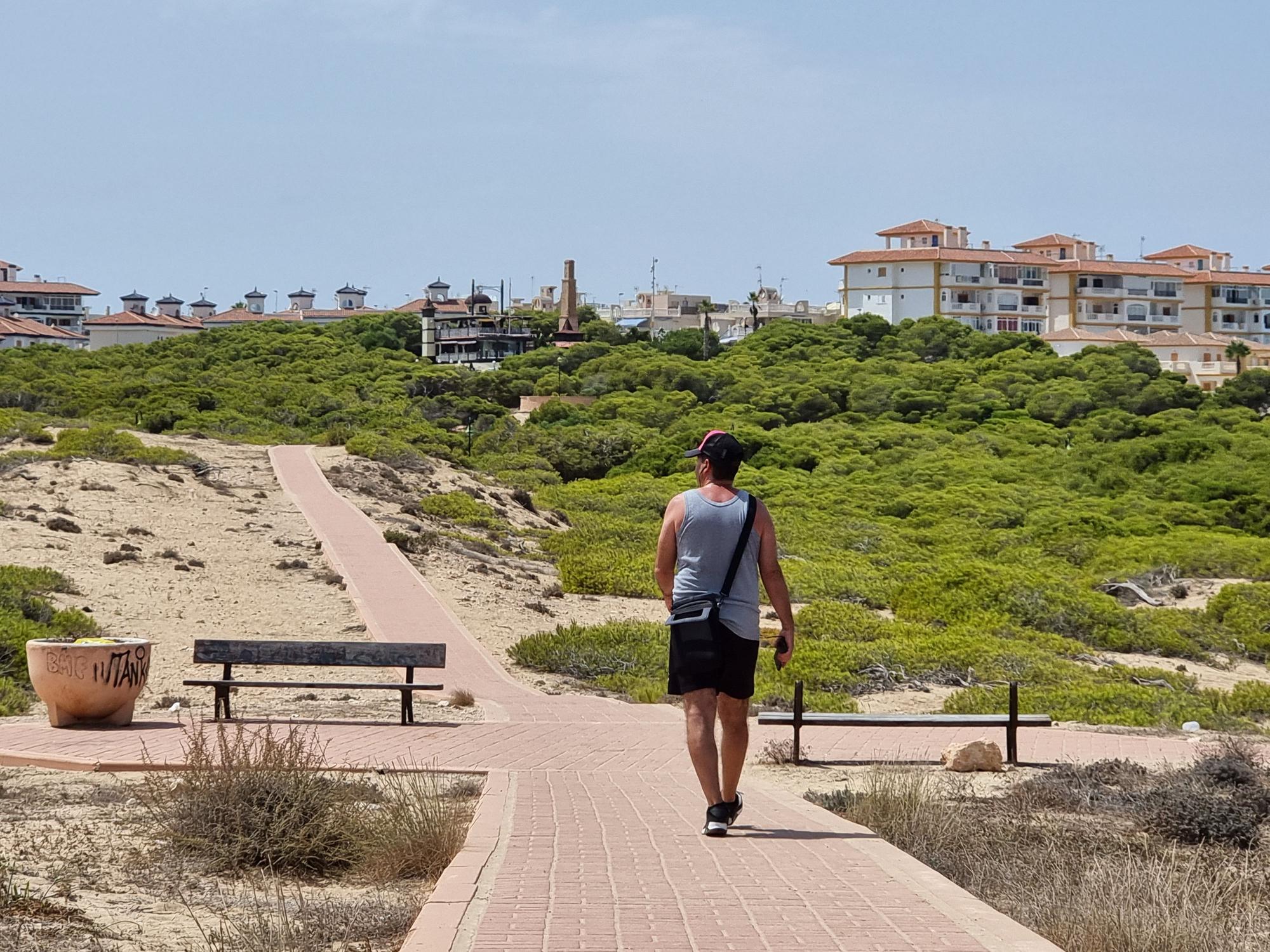 Así queda el paraje del Molino del Agua de Torrevieja tras un botellón