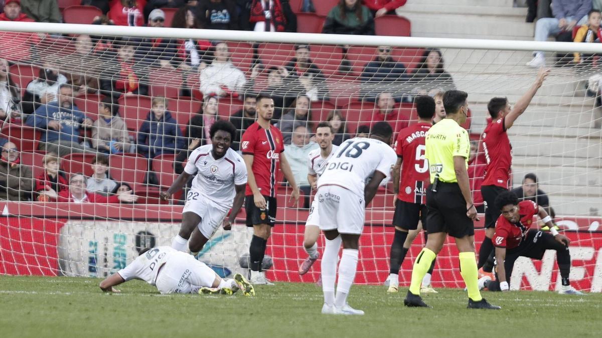 Boyomo celebra el definitivo 2-2 mientras Raíllo pide fuera de juego