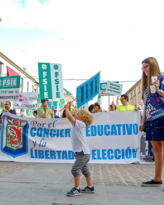 La educación concertada protesta en Elda contra los recortes del Consell