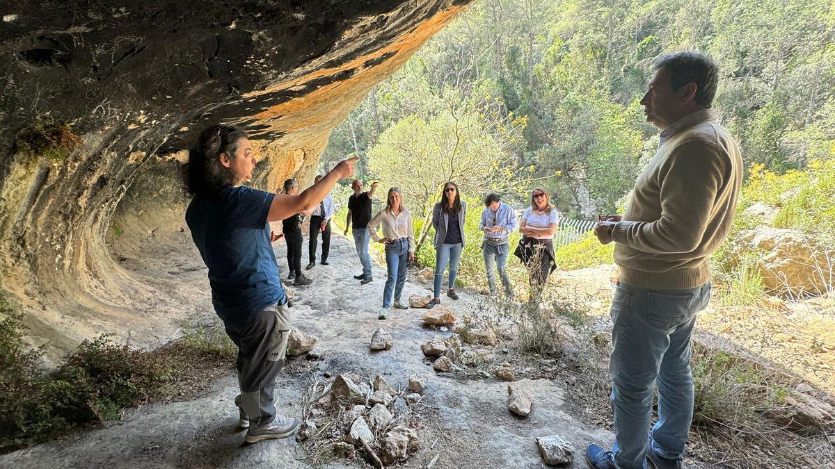 El conseller Barrera, en su visita a la Cueva de la Araña de Bicorp.