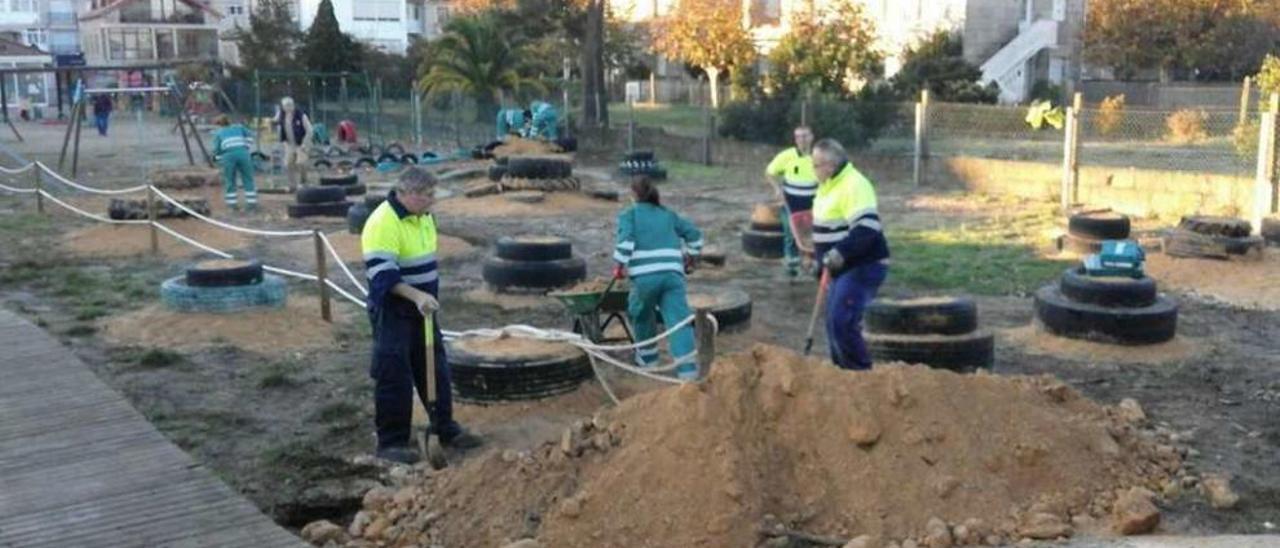 Obras municipales en un circuito infantil de psicomotricidad de Baiona. // FdV