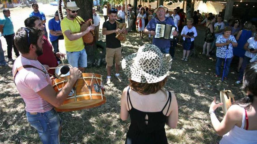 La romería campestre de A Madanela incluyó veladas musicales durante la tarde. // Bernabé/Luismy