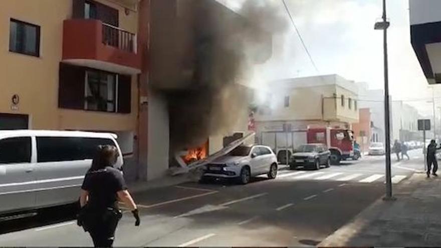 Aparatoso incendio en una floristería de Puerto del Rosario - La Provincia