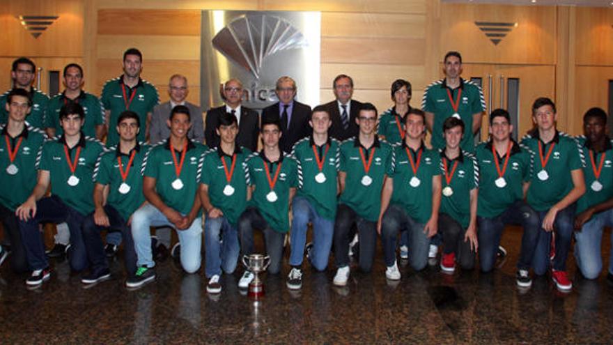 Medel, con la plantilla y cuerpo técnico del cadete.