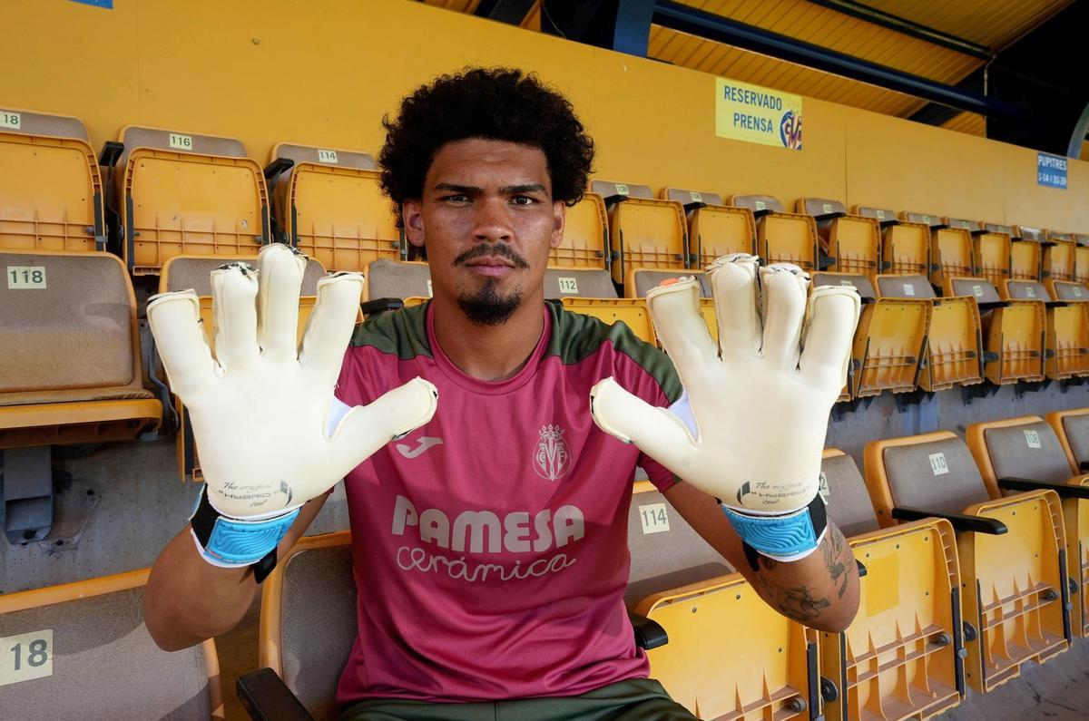 Luiz Júnior portero del Villarreal, en la Ciudad Deportiva José Manuel Llaneza.