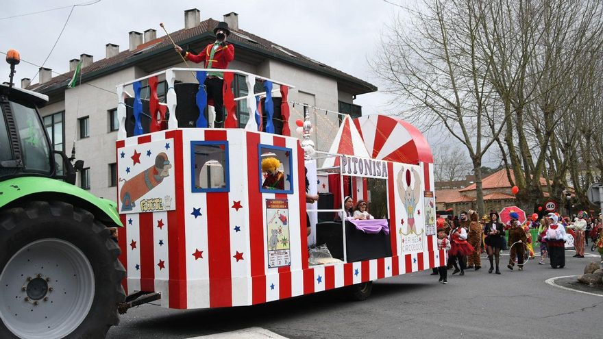 Cambre aprueba las bases del concurso de Carnaval de 2025 cuando aún debe los premios de 2023 y 2024