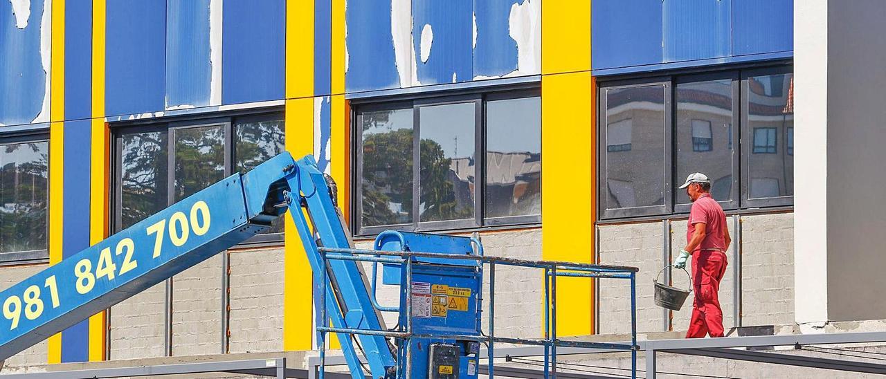 Obra de pintado de fachada en el colegio A Lomba efectuada este verano por parte del Concello de Vilagarcía.