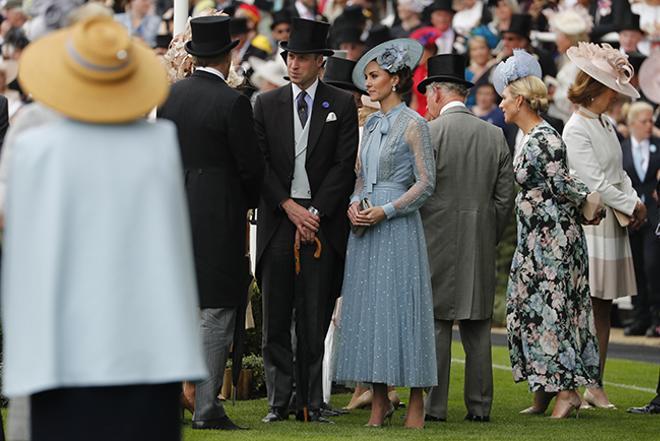 Kate Middleton, junto a su marido, en el primer día de las carreras de Ascot 2019