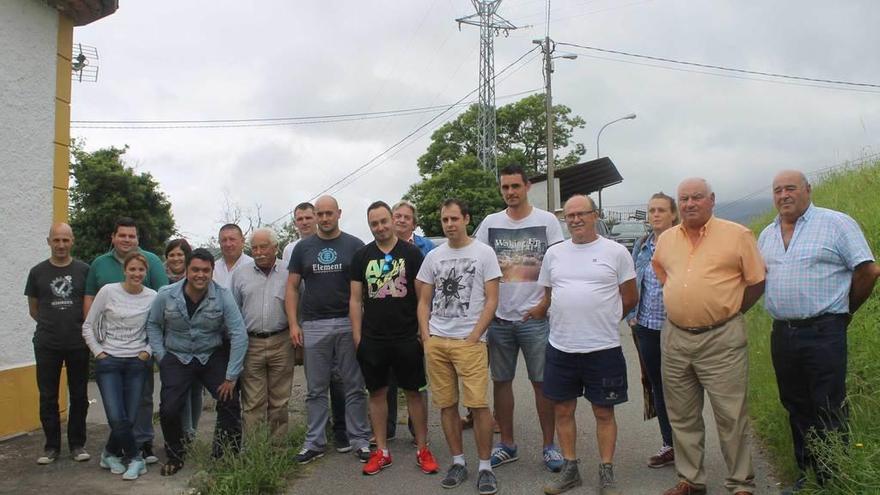 Parte de los representantes de las comisiones de festejos de Cudillero, ayer, en San Cosme, tras la reunión.