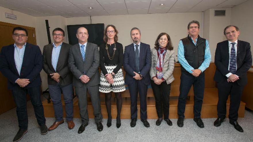 Cristina Hernández (centro) y Pedro Ortega, con el resto del equipo de Economía.