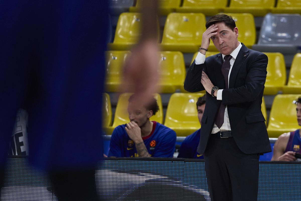 Xavi Pascual, pensativo, durante el duelo frente al Hapoel Tel Aviv.