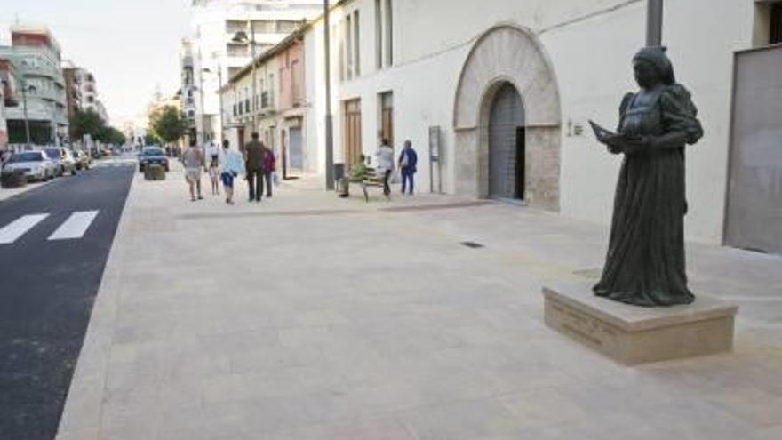 La escultura de María Enríquez, en la plaza que lleva su nombre.