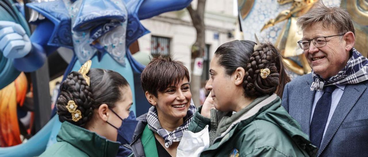 La ministra de Política Territorial y portavoz del Gobierno, Isabel Rodríguez, habla con dos falleras junto al presidente de la Generalitat, Ximo Puig.