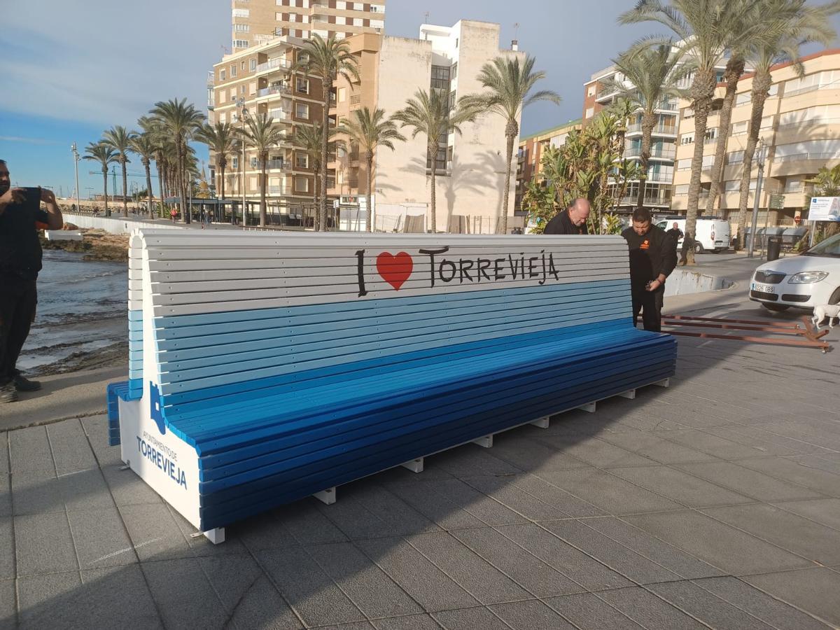 Colocación del banco junto al mar en el paseo marítimo