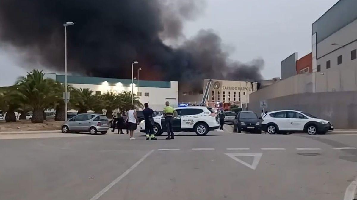 El fuego ha generado una columna de humo negro.