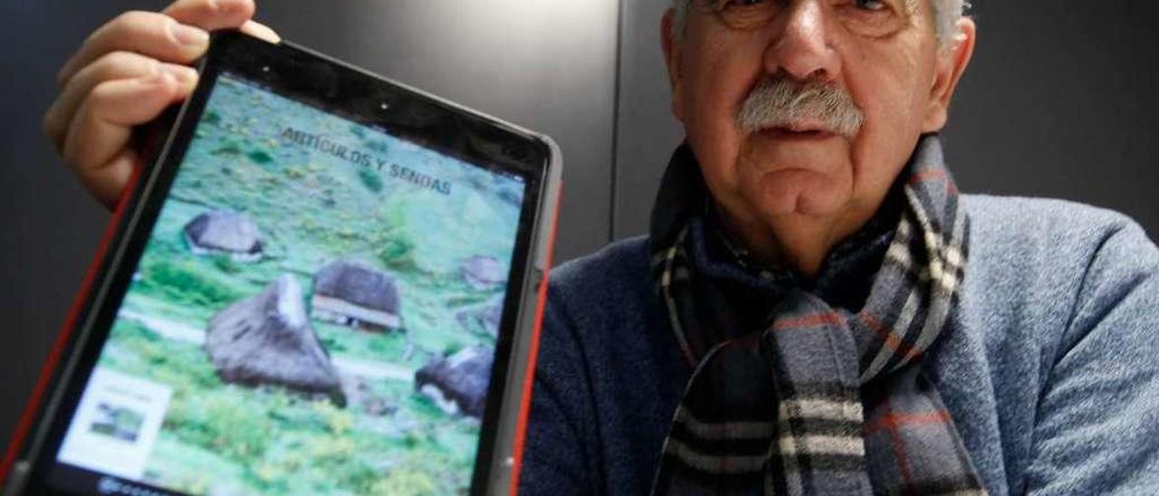 Jesús Arango, con la portada de su libro en una tableta.