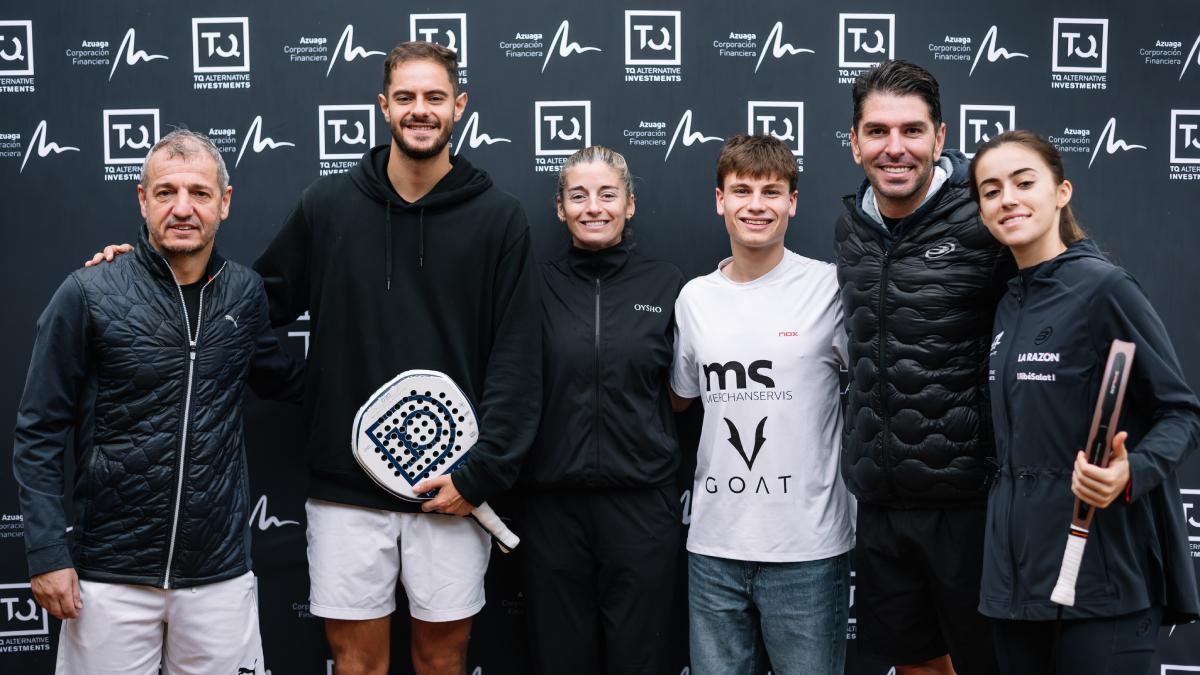 El director técnico del Girona FC, Quique Cárcel, y el ex jugador Jonathan Soriano posan junto a Bautista, Salazar, Fuentes y Fernández
