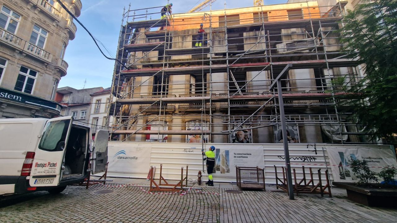 Así se desmontan los andamios en el edificio protegido del centro de Vilagarcía, cuya reconstrucción está a medias y fue paralizada por el Concello hace un año.