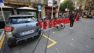 El coche ha perdido en Barcelona la mitad de las plazas de aparcamiento en la calle en los últimos 20 años