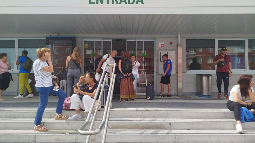 Viajeros de tren en A Coruña tras el corte de la conexión con Madrid por un incendio: &quot;Me parece que hoy hacemos noche aquí&quot;