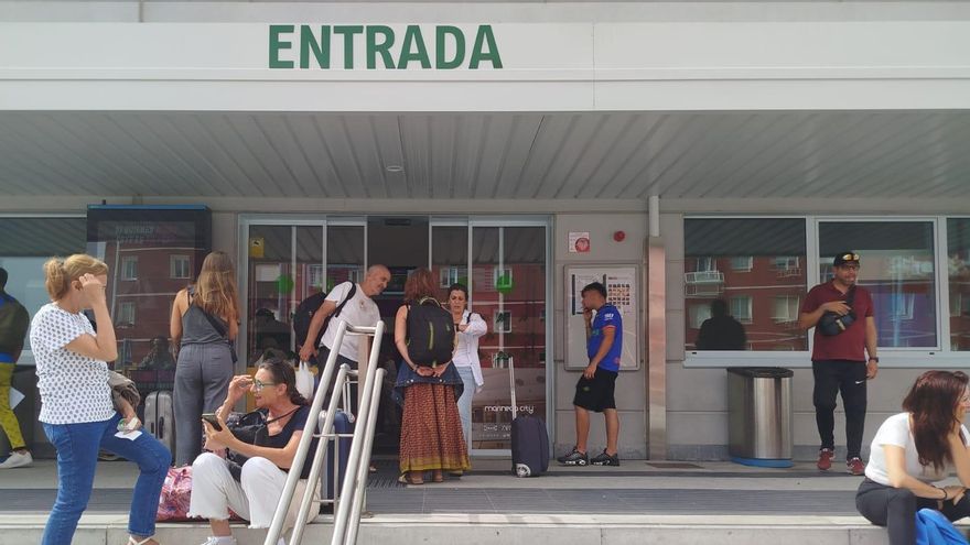 Viajeros de tren en A Coruña tras el corte de la conexón con Madrid por un incendio: &quot;Me parece que hoy hacemos noche aquí&quot;