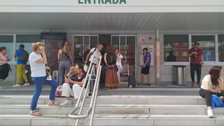 Viajeros de tren en A Coruña tras el corte de la conexión con Madrid por un incendio: "Me parece que hoy hacemos noche aquí"