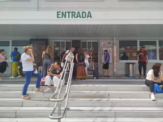 Viajeros de tren en A Coruña tras el corte de la conexón con Madrid por un incendio: "Me parece que hoy hacemos noche aquí"