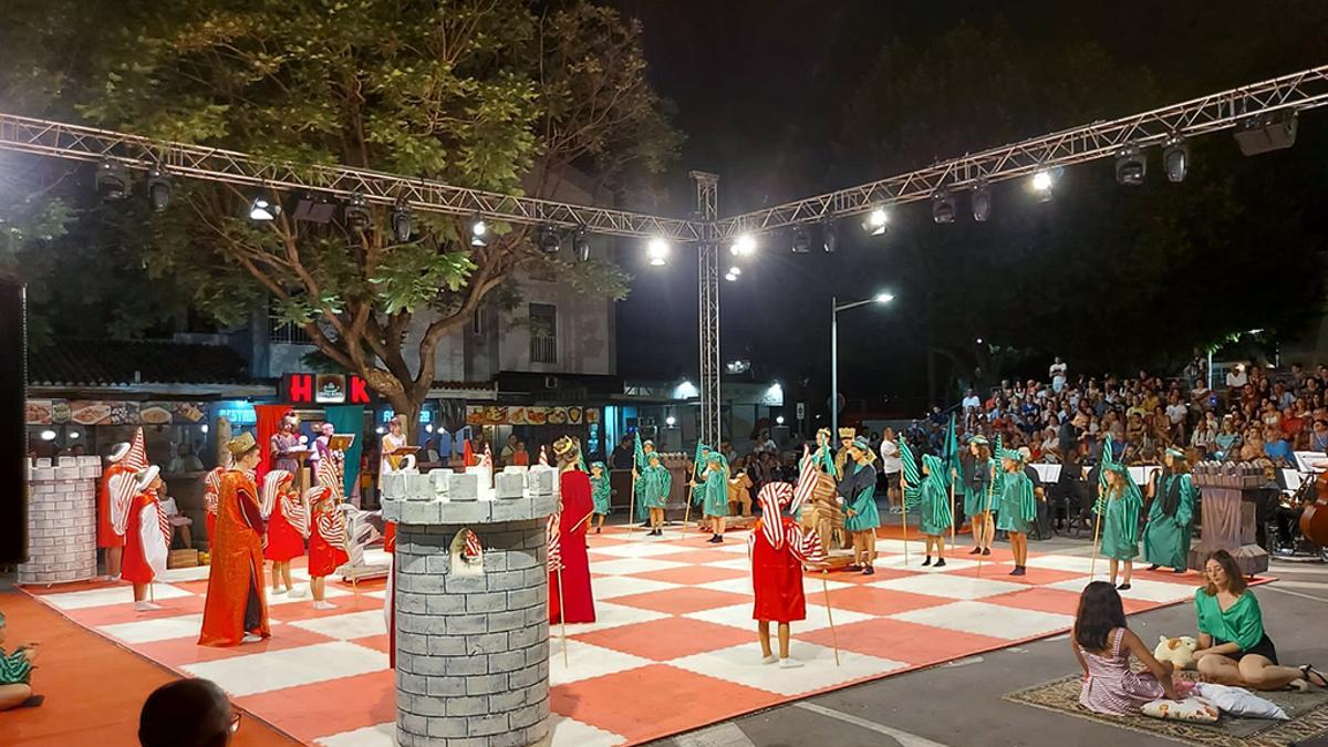 El ajedrez viviente es una representación teatral que involucra a casi un centenar de personas.