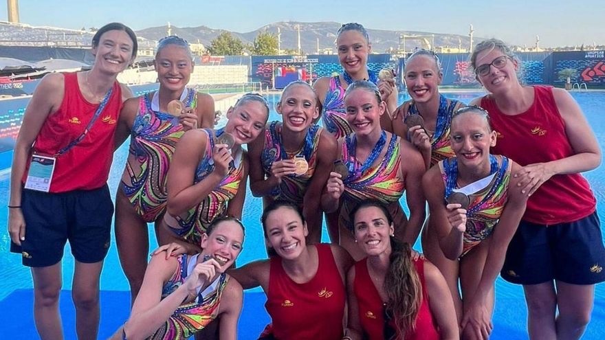 Daniela Suárez (centro), oro europeo en equipo libre. | RFEN